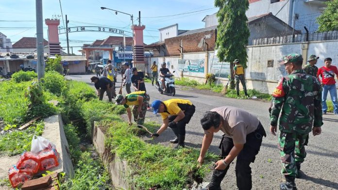 antisipasi-bencana-polres-malang-bersama-koramil-0818-12-bantur-bersihkan-aliran-sungai