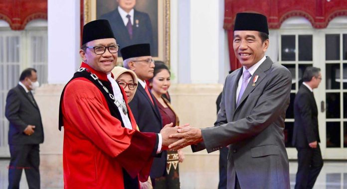 Disaksikan-Jokowi,-Ridwan-Mansyur-Diangkat-Sebagai-Hakim-Konstitusi
