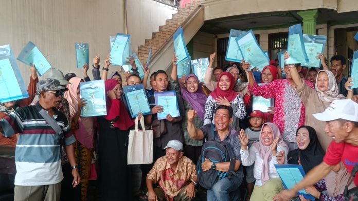 ratusan-warga-renokenongo-eks-korban-lumpur-lapindo-terima-sertifikat