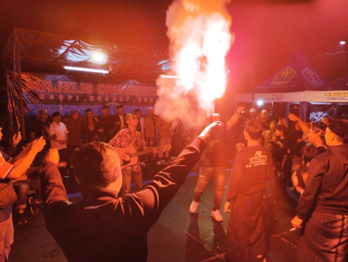 Penampilan D' kross sukses mengibur dan menghangatkan suasana majelis cangkruan CSA agregat 87 Kota Malang. (Irfan/Newstimes.id)