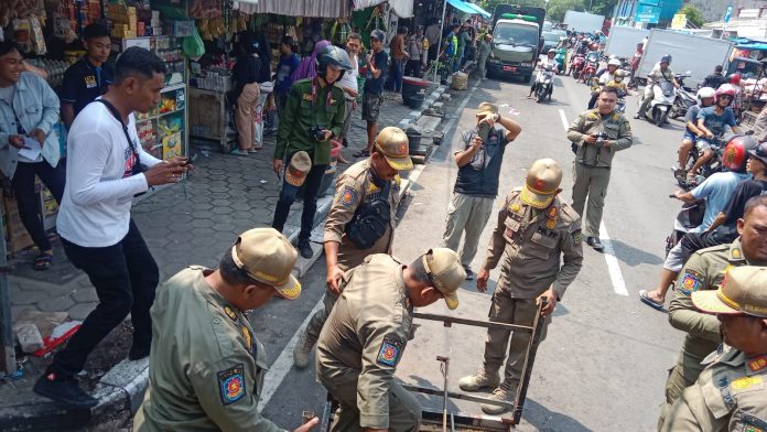 daerah-sambut-nataru-2024-puluhan-pkl-diamankan-satpol-pp-kota-mojokerto