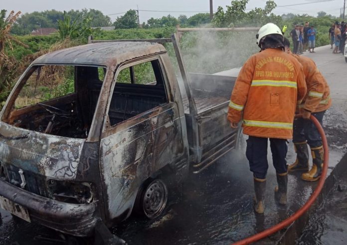 peristiwa-mobil-pick-up-muatan-solar-tebakar-di-mojokerto peristiwa-mobil-pick-up-muatan-solar-tebakar-di-mojokerto