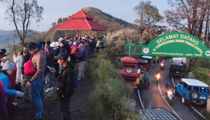 hiburan-wisatawan-gunung-bromo-saat-libur-nataru-2024-melonjak