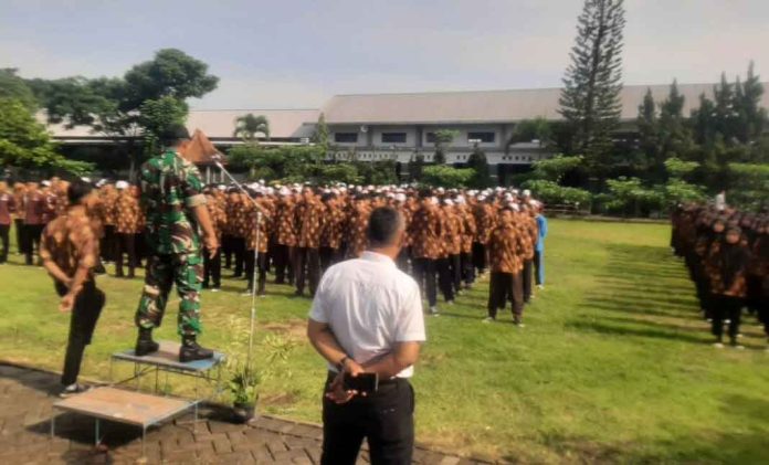 Babinsa-Koramil-0833-04-Berikan-Materi-Kedisiplinan-Siswa-SMK-Negeri-11-Malang
