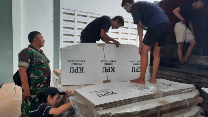 Babinsa-dan-Babinkamtibmas-Blimbing-Kawal-Pengiriman-2.292-Bilik-Suara-Pemilu-2024
