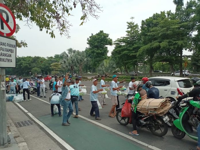 politik-jumat-berkah-pilar-08-surabaya-bagikan-ribuan-nasi-dan-susu
