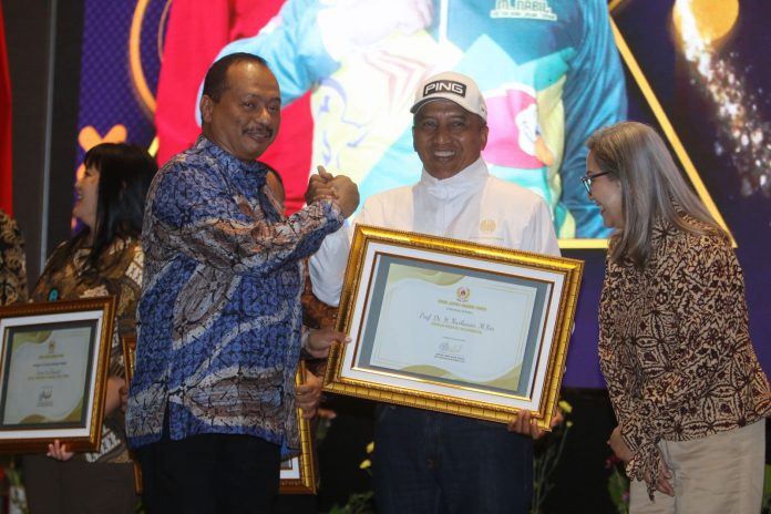 olahraga-rektor-unesa-raih-penghargaan-tokoh-peduli-olahraga-di-koni-jatim-award-2023