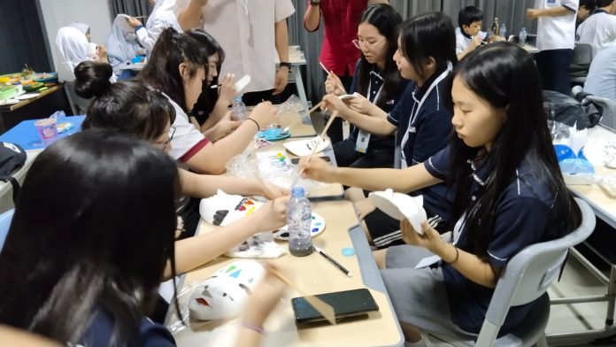 pendidikan-usai-belajar-angklung-pelajar-korsel-mewarnai-topeng-panji-di-spemma-surabaya
