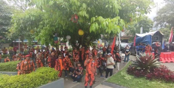 Ormas-PP-Kepung-Balai-Kota-Batu-Tuntut-Pengelolahan-Sampah,-Begini-Respon-Aries