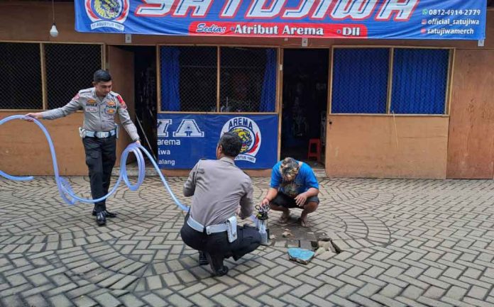 Polres-Malang-Berikan-Bantuan-Pompa-Air-Portabel-Kepada-Para-Pedagang-di-Stadion-Kanjuruhan
