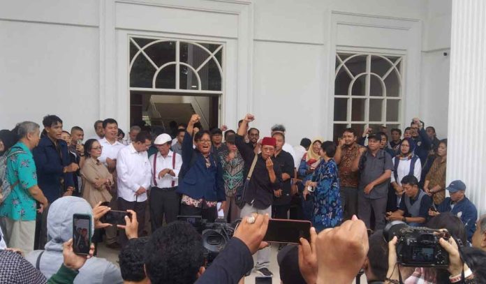 Guru-Besar-dan-Alumni-Unair-Kecam-Pelemahan-Demokrasi