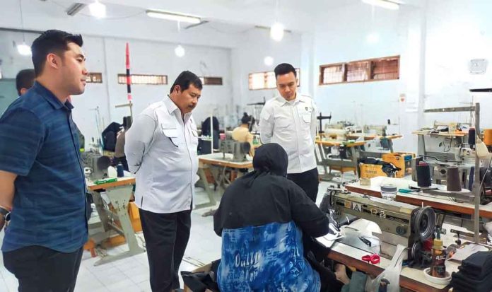 Kabaglabtekpol-Polri-Tinjau-Proses-Pembuatan-Seragam-Kedinasan-di-Pabrik-Pakaian-Kota-Batu