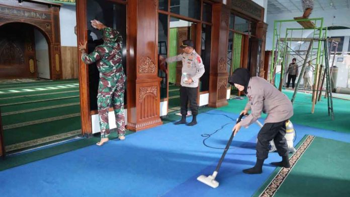 Peringatan-Bulan-Bakti,-TNI-Polri-Lakukan-Kegiatan-Bersihkan-Tempat-Ibadah