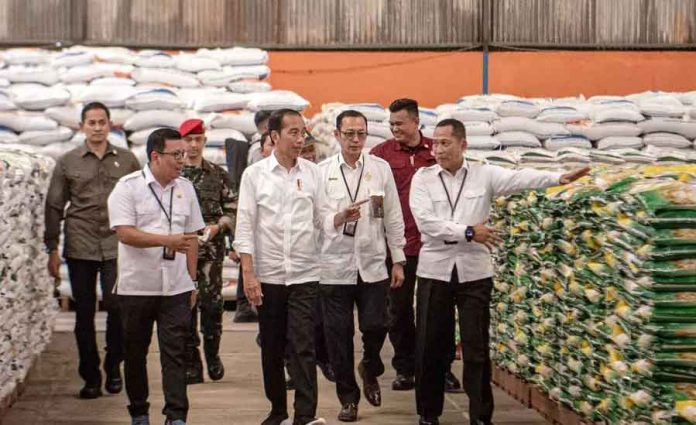 Presiden-Jokowi-Tinjau-Stok-Beras-di-Gudang-Bulog-Sukoharjo