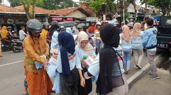 Relawan-Pilar-08-Bagikan-ATK-dan-Makan-Gratis-di-Pamekasan