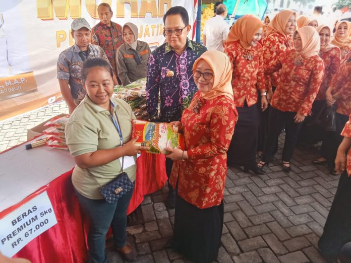 bantu-kebutuhan-masyarakat-di-bulan-ramadan-dwp-jatim-gelar-bazar-dan-pasar-murah-2024