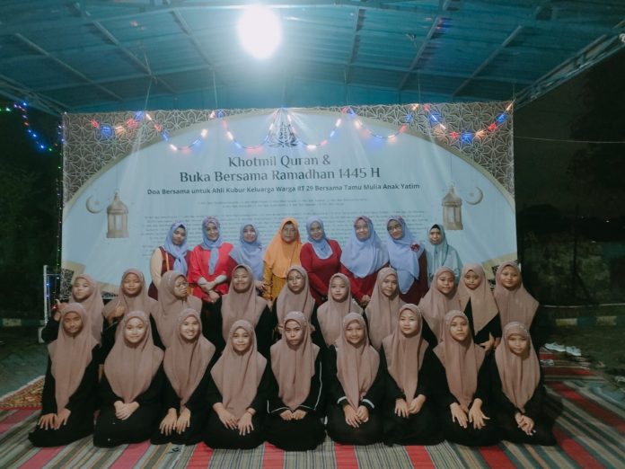 daerah-warga-perum-tsa-rt-29-ajak-anak-yatim-buka-bersama-dan-kirim-doa