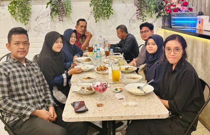 hiburan-kkp-yulianto-berbagi-kebaikan-dengan-buka-bersama-keluarga-dan-staf