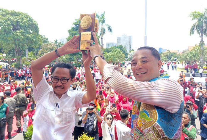 Pemkot-Raih-Adipura-Kencana-ke---8,-Ribuan-Masyarakat-Surabaya-Padati-Balai-Kota