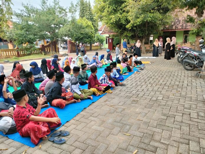 daerah-kepsek-bersama-para-guru-sdn-proppo-1-pamekasan-membagikan-momen-kebaikan-di-bulan-ramadhan