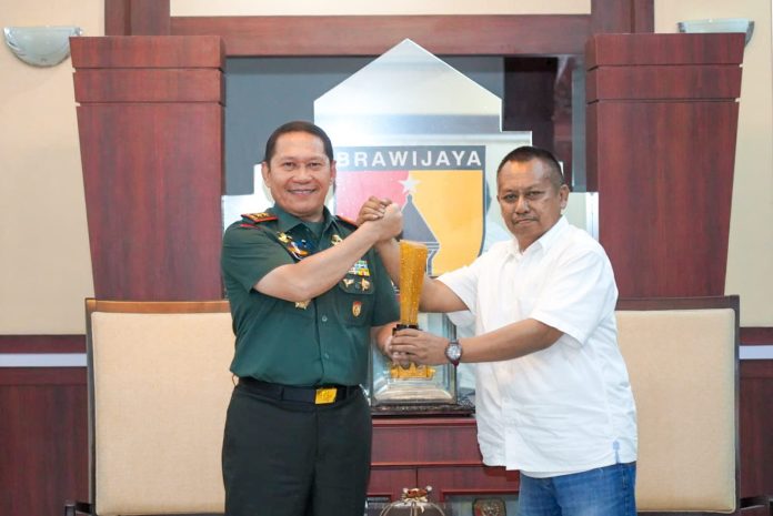 daerah-mayjen-tni-rafael-terima-penghargaan-prapanca-award-dari-pwi-jatim
