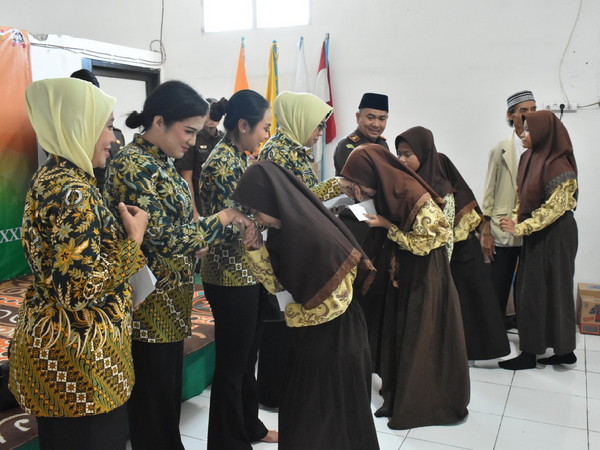 daerah-peringati-hba-ke-64-tahun-kajari-tanjung-perak-santuni-anak-yatim daerah-peringati-hba-ke-64-tahun-kajari-tanjung-perak-santuni-anak-yatim