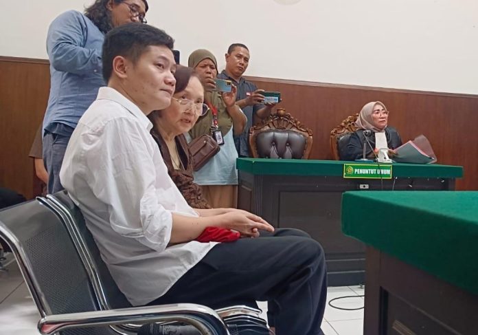 tabrak-2-korban-hingga-tewas-huang-wna-tiongkok-dituntut-1-tahun