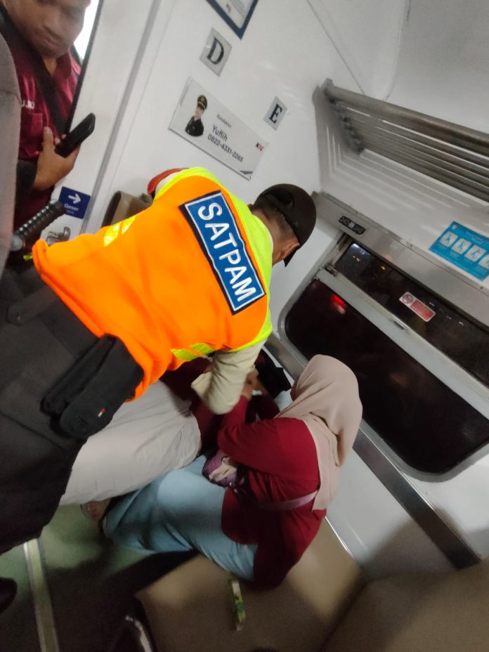 seorang-penumpang-kai-commuter-pingsan-akibat-berdesakan