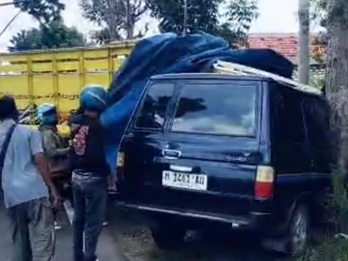 kijang-dan-truk-adu-banteng-di-sampang-dua-balita-meninggal