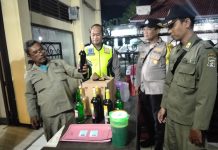 Bulan Ramadhan, Polisi Temukan 12 Botol Miras di Cafe Rindu Pesisir Suramadu