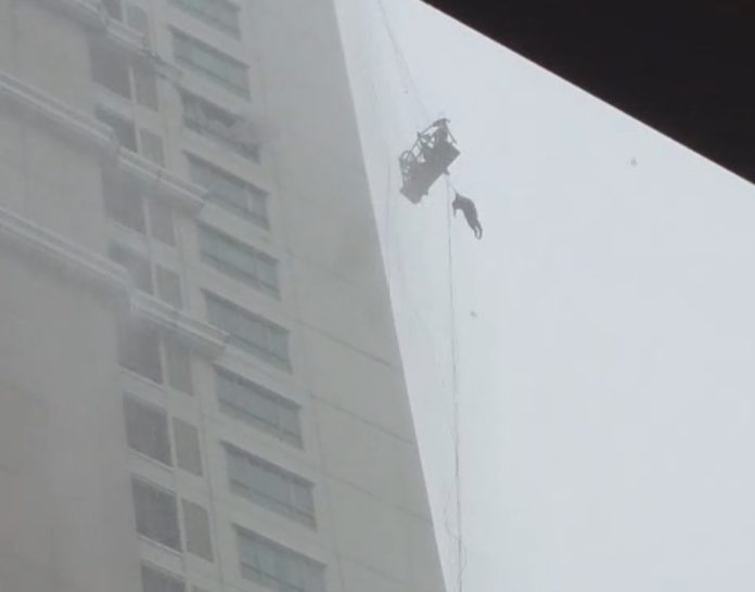 seorang-pekerja-tewas-usai-diterpa-hujan-angin-di-kawasan-ptc-surabaya