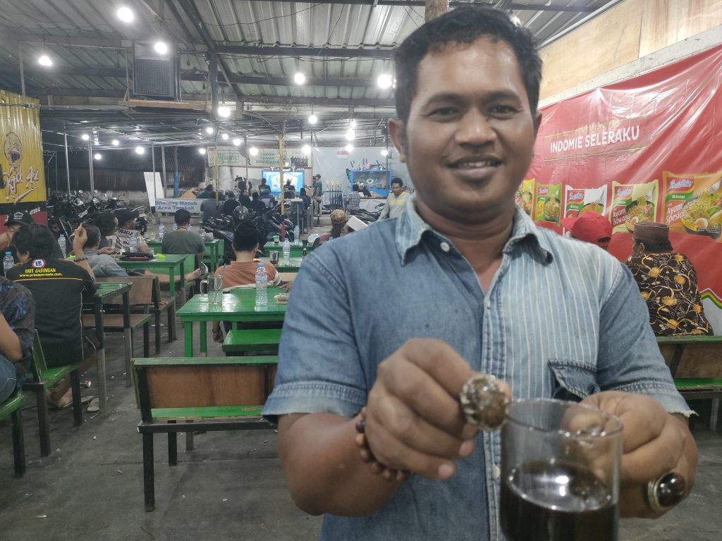 Uji Tembak Batu Akik Jadi Daya Tarik Tersendiri bagi Penikmat Kopi di Surabaya Utara