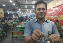 Uji Tembak Batu Jadi Hiburan Para Pecinta Kopi di Surabaya Utara