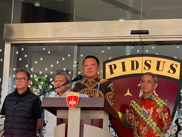jampidsus-febrie-adriansyah-muncul-di-pubik-beri-klarifikasi-isu-penggeledahan-rumah-sentul jampidsus-febrie-adriansyah-muncul-di-pubik-beri-klarifikasi-isu-penggeledahan-rumah-sentul