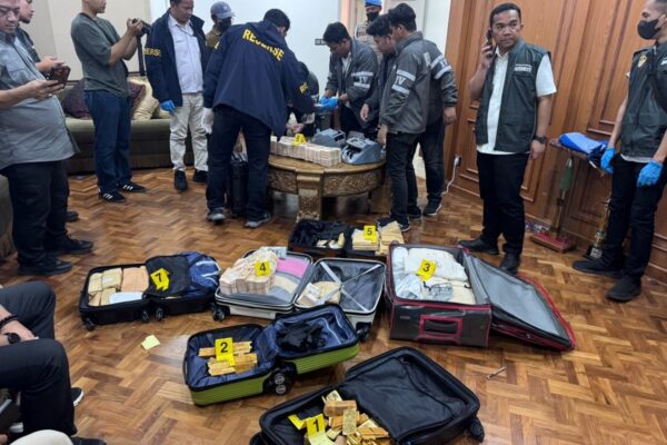 polisi-sita-aset-ratusan-miliar-dan-74-kg-emas-batangan-di-rumah-yang-diduga-milik-jampidsus-febrie-ardiansyah polisi-sita-aset-ratusan-miliar-dan-74-kg-emas-batangan-di-rumah-yang-diduga-milik-jampidsus-febrie-ardiansyah