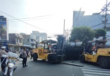 Terobos Traffic Light, Truk Kontainer Muatan Garam Terguling di Kaliondo Simokerto
