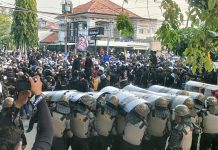 Ribuan Massa PSHT Ngeluruk Markas DC, Seorang TNI Terluka Akibat Lemparan Batu