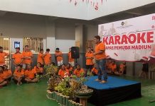 Kemeriahan HUT RI ke 81 di Lapas Pemuda Madiun, Nara Pidana Lomba karaoke