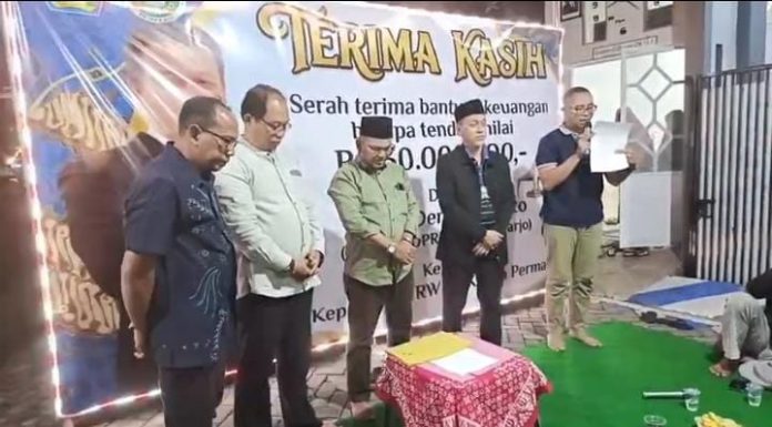 anggota-dprd-deny-haryanto-serahkan-bantuan-tenda-rp30-juta-dari-bk-apbd-sidoarjo-kepada-rw-8-kepuh-permai anggota-dprd-deny-haryanto-serahkan-bantuan-tenda-rp30-juta-dari-bk-apbd-sidoarjo-kepada-rw-8-kepuh-permai
