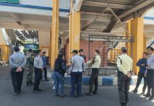 Petugas Sisir Anjal di Terminal Purabaya Bungurasih