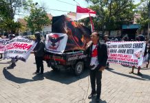 Ormas Gagak Hitam Geruduk Kantor Dispendik Jatim Desak Oknum Guru Homoseksual di SMAN 19 Diperiksa