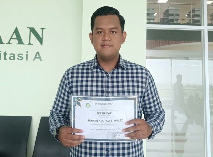 cv-seniman-publisher-berikan-penghargaan-sertifikat-penulis-kepada-reyhan-alarico-stewart cv-seniman-publisher-berikan-penghargaan-sertifikat-penulis-kepada-reyhan-alarico-stewart