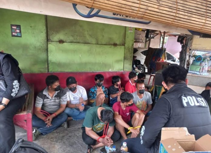 kampung-narkoba-jalan-kunti-digerebek-belasan-orang-diamankan kampung-narkoba-jalan-kunti-digerebek-belasan-orang-diamankan