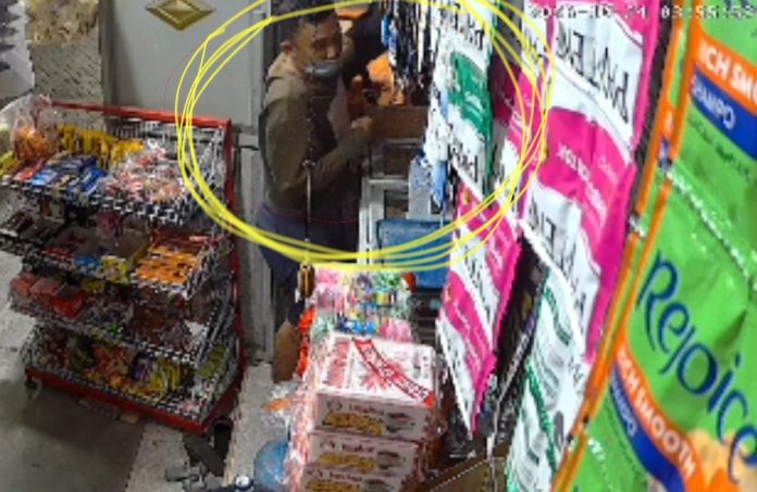 pembobol-toko-madura-di-randu-agung-surabaya-terekam-cctv-2-hp-dan-uang-jutaan-diembat