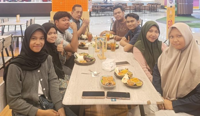 pererat-solidaritas-staf-dan-anak-magang-kkp-yulianto-kiswocahyono-gelar-makan-siang-santai-bersama-reyhan-alarico-stewart pererat-solidaritas-staf-dan-anak-magang-kkp-yulianto-kiswocahyono-gelar-makan-siang-santai-bersama-reyhan-alarico-stewart